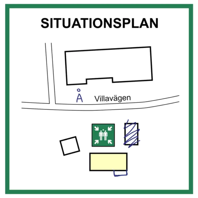 En situationsplan med fyra byggnader och en återsamlingsplats. Ett Å har skrivits ut för att visa den nya platsen. En av byggnaderna har skafferats