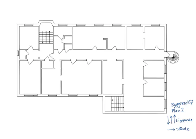 Ritning över en byggnad. I högra hörnet har det skrivits byggnad 57, Plan 2 och 1 pil som pekar neråt, 2st som pekar uppåt följt av texten liggande. Under detta finns en till pil som pekar åt höger med testen stående